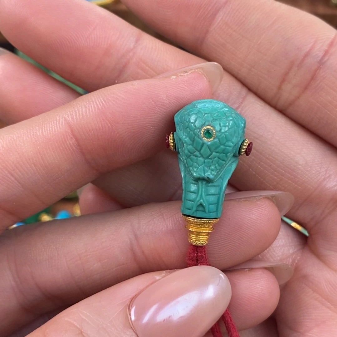 绿松石未镶嵌。蛇三通