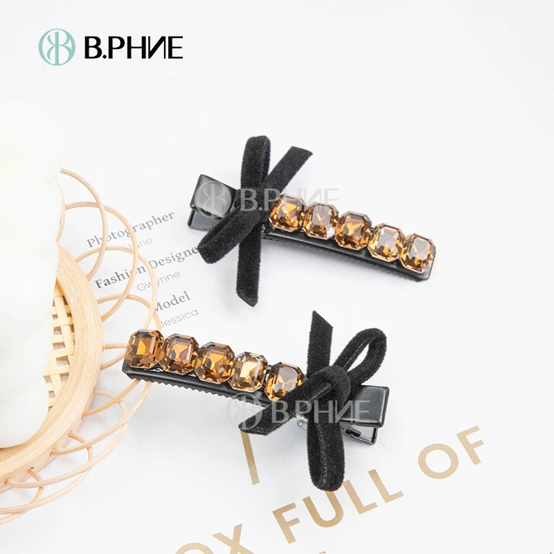 B.【贝菲】琥珀色满钻蝴蝶结重工黑色压夹