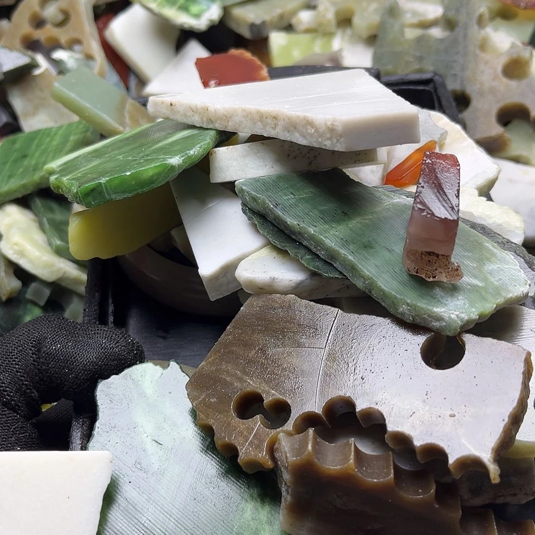 和田玉未镶嵌颈饰时**转