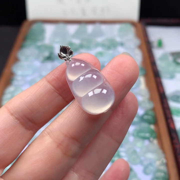 颈饰18K金镶嵌翡翠冰种福豆