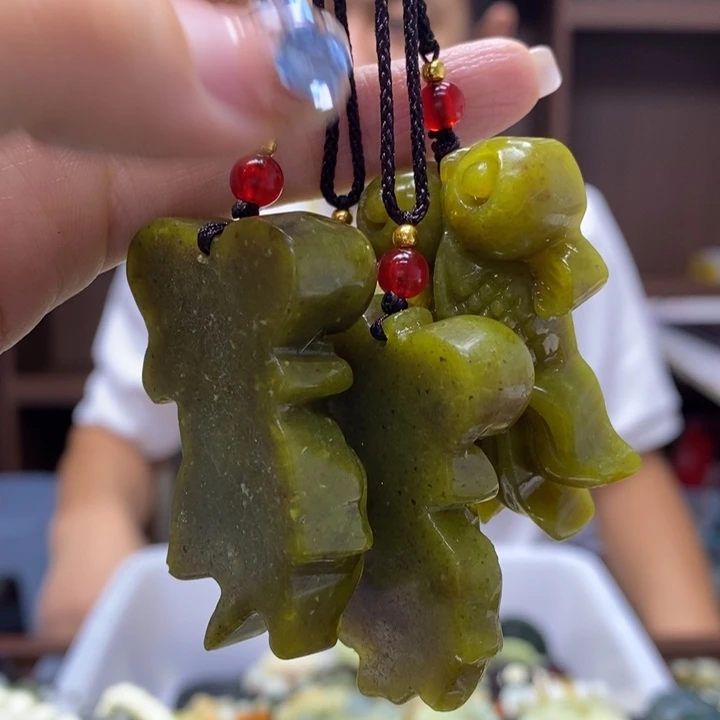 袋***妈蛇纹石玉未镶嵌颈饰