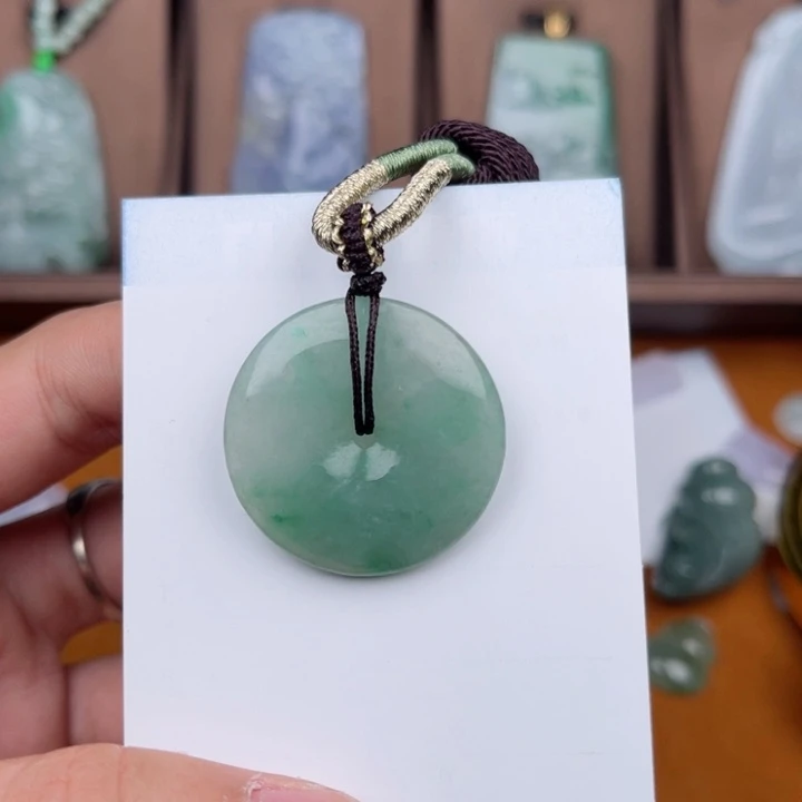 翡翠颈饰未镶嵌多*鱼平安扣