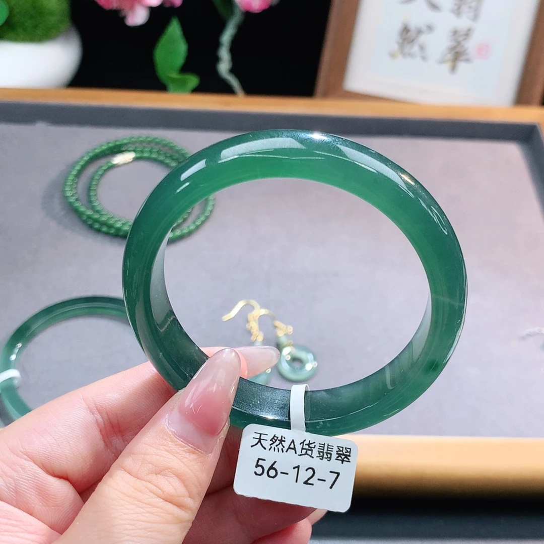 未镶嵌手镯（圆镯）翡翠