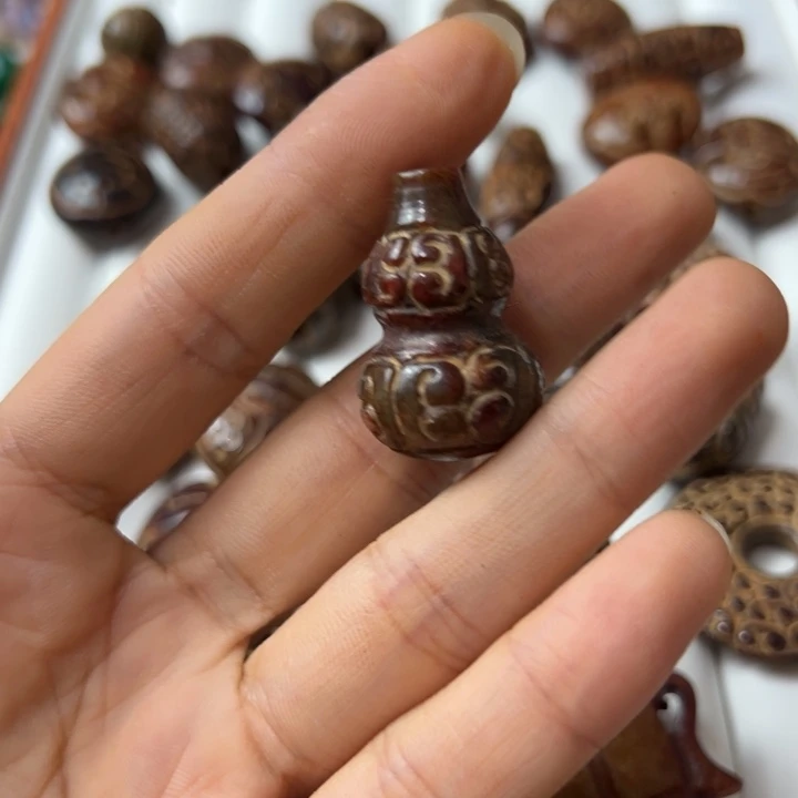 素***劫颈饰未镶嵌和田玉（糖玉）