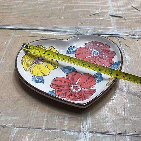 微瑕，不能明火，口径19高度2桃心一个