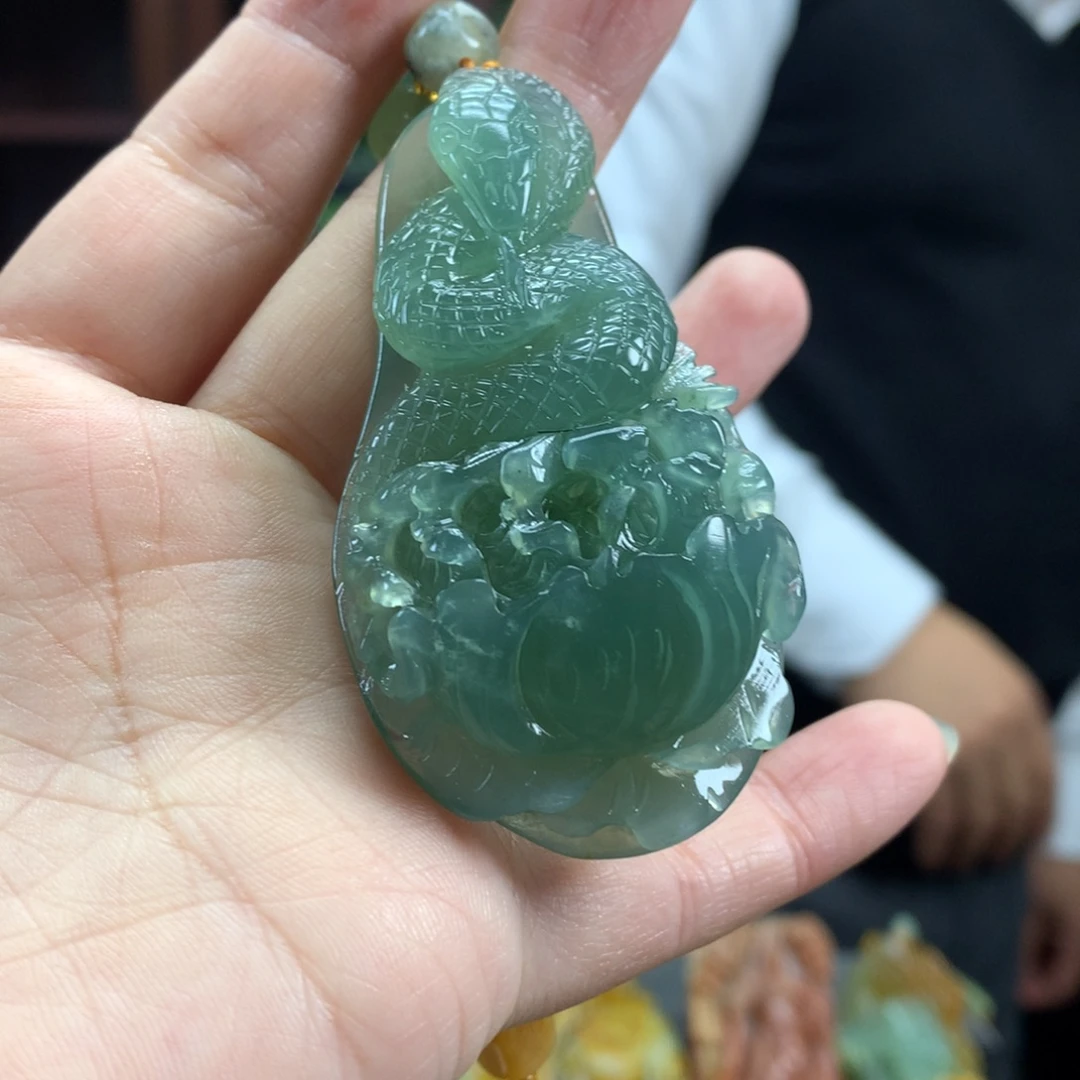 蛇纹石玉未镶嵌颈饰
