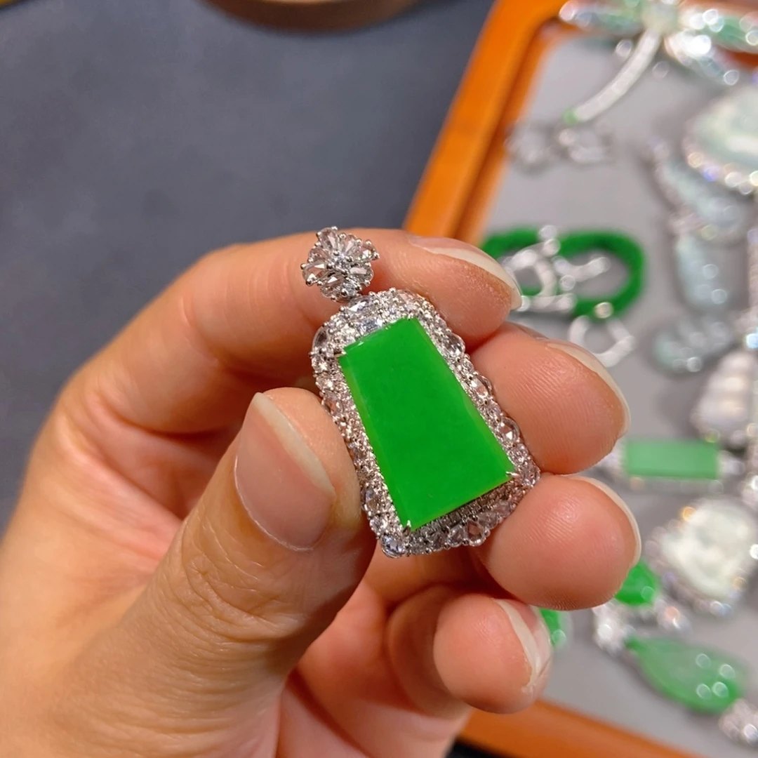 颈饰18K金镶嵌翡翠