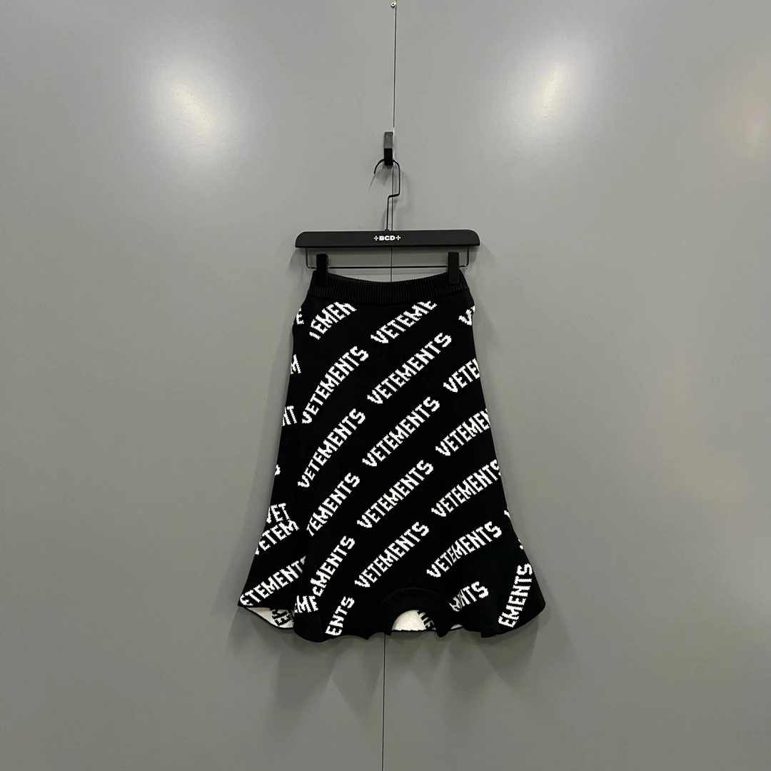 99新 maje tt6 VETEMENTS 黑色弹幕logo针织裙 XS码 S码/015952