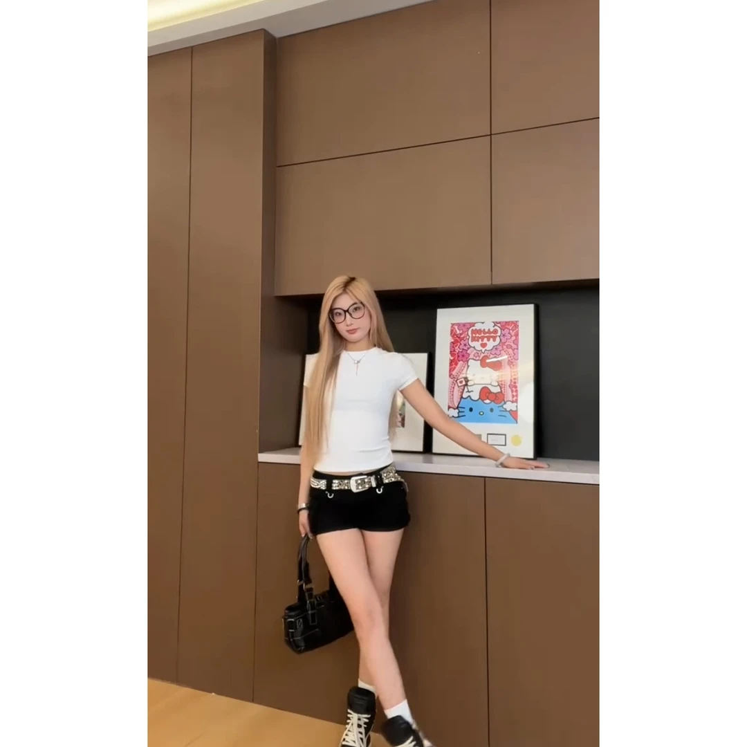 设计感辣妹烫钻圆领正肩短袖T恤女2025夏季新款修身显瘦短款上衣