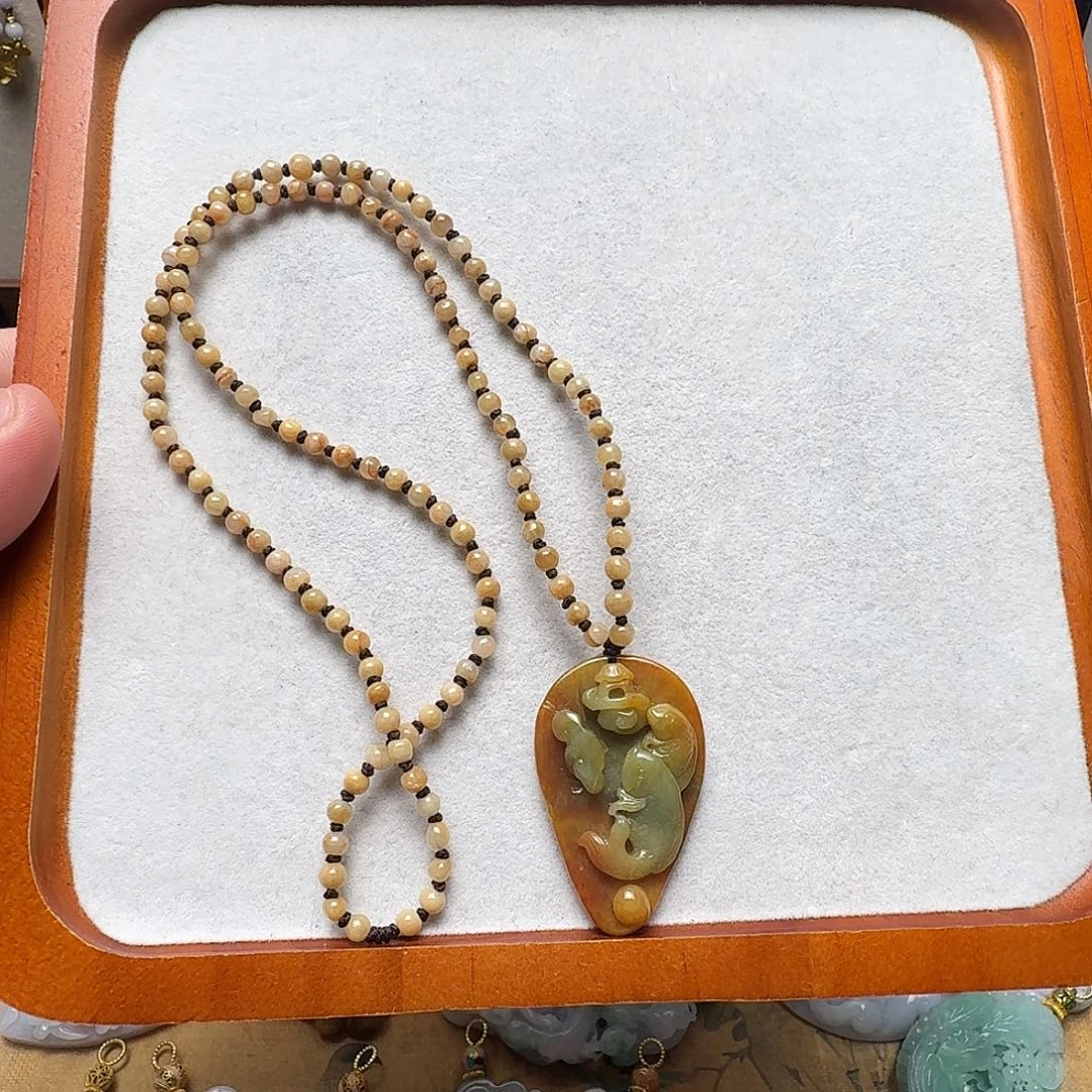 翡翠未镶嵌吊坠(赠链)