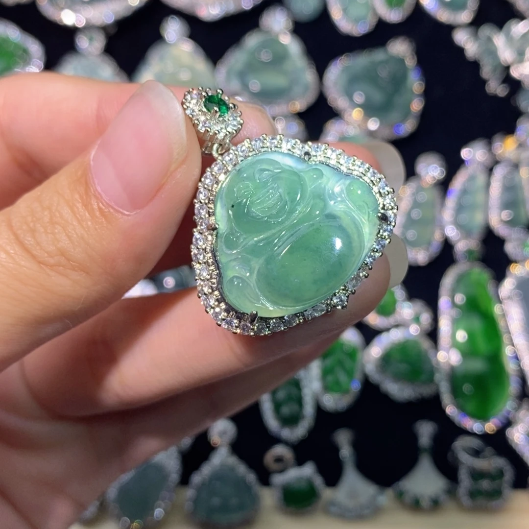 翡翠未镶嵌颈饰有黑点