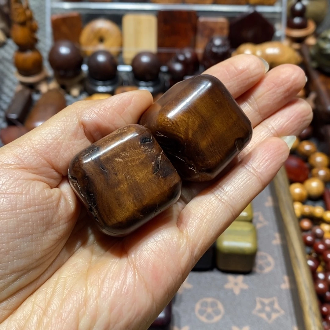 仲***虫木枣木瑕疵木块两个