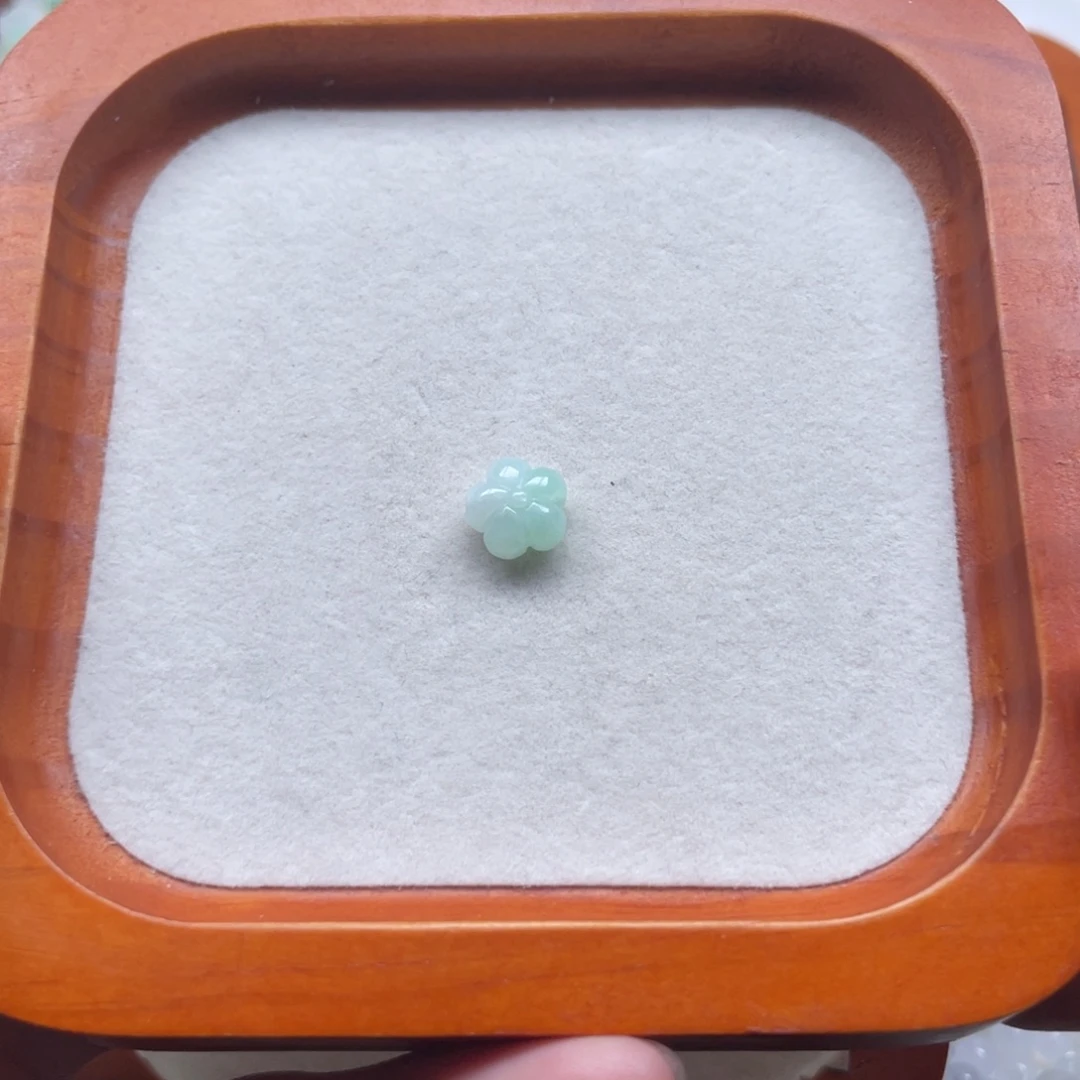 翡翠散珠翡翠通孔5叶花。卡9+。