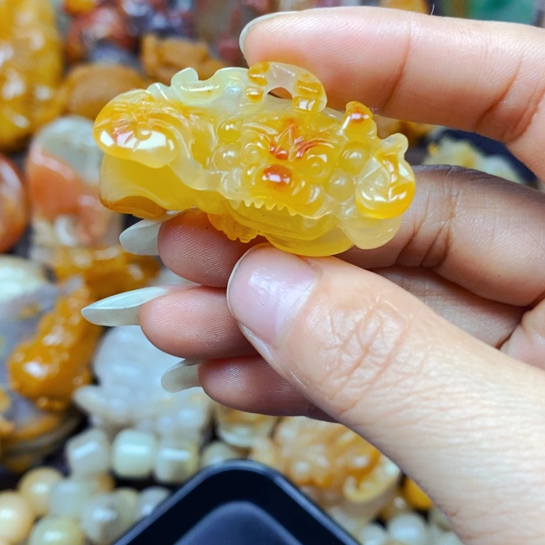石英质玉（黄龙玉）未镶嵌颈饰