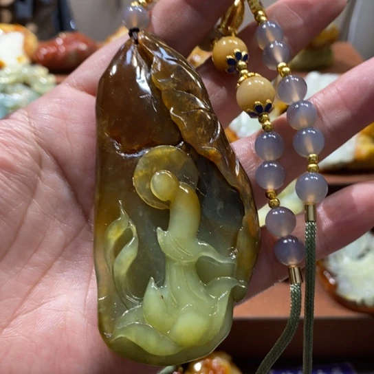 蛇纹石玉未镶嵌颈饰