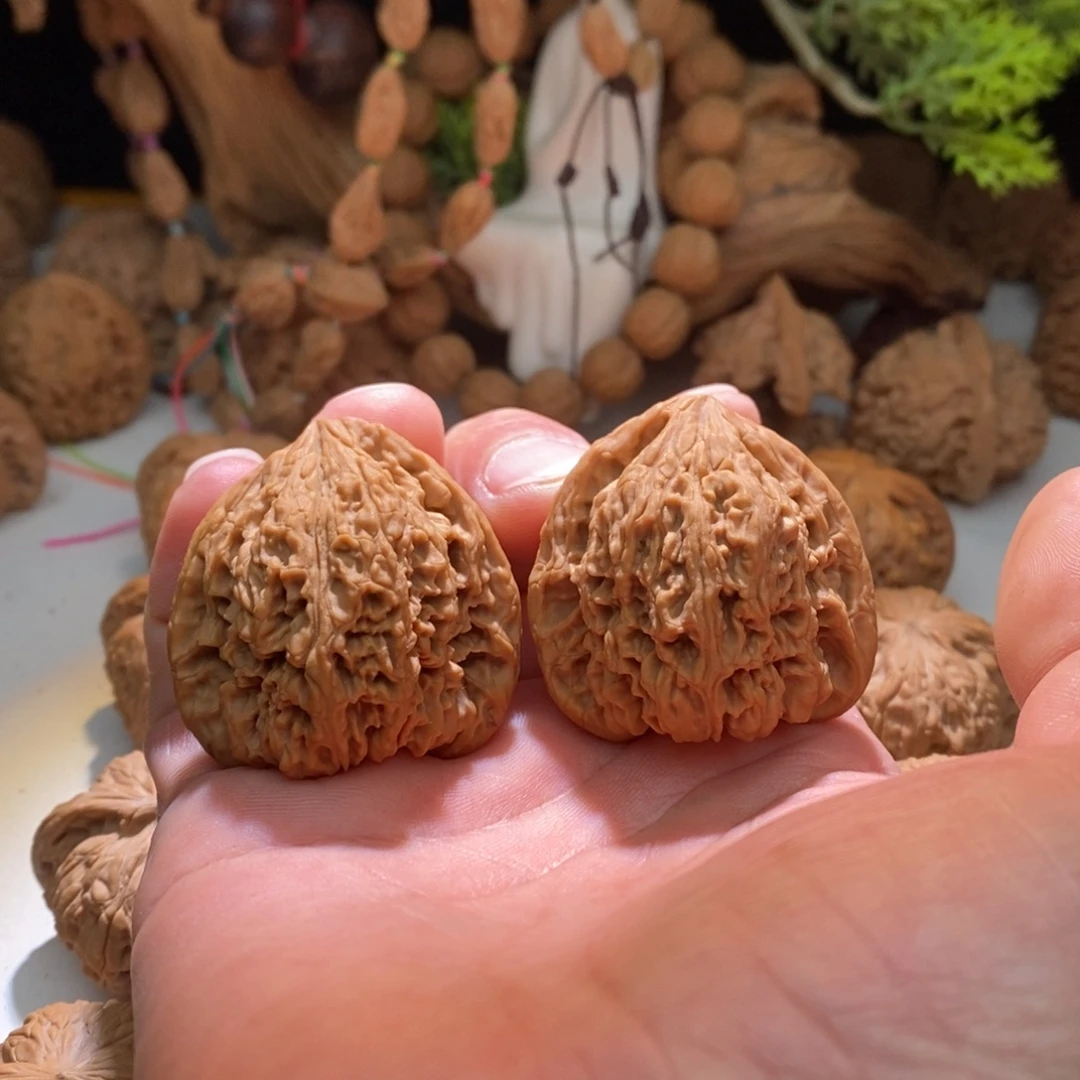 文玩核桃把件逐鹿拉丝南将石42