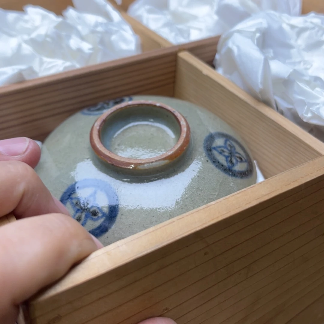 用***9瓷片密密麻麻地铺满一