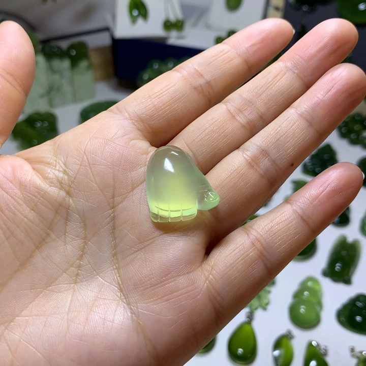 岫玉未镶嵌颈饰吊坠