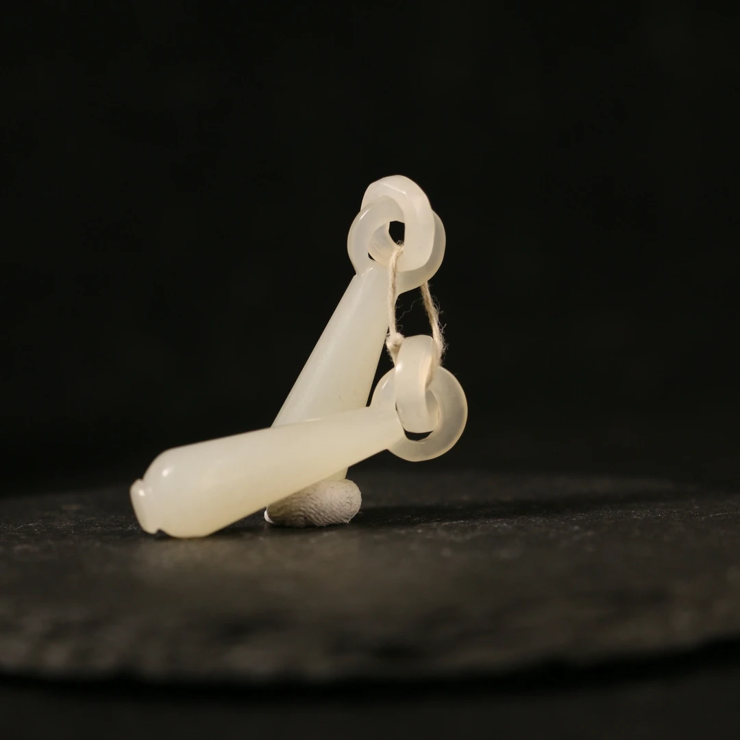 18F144  清   白玉圆雕玉瓶挂件