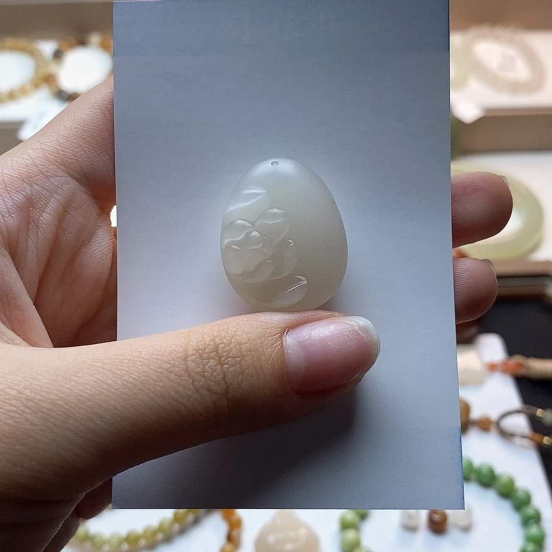 和田玉颈饰未镶嵌藕粉荷花牌