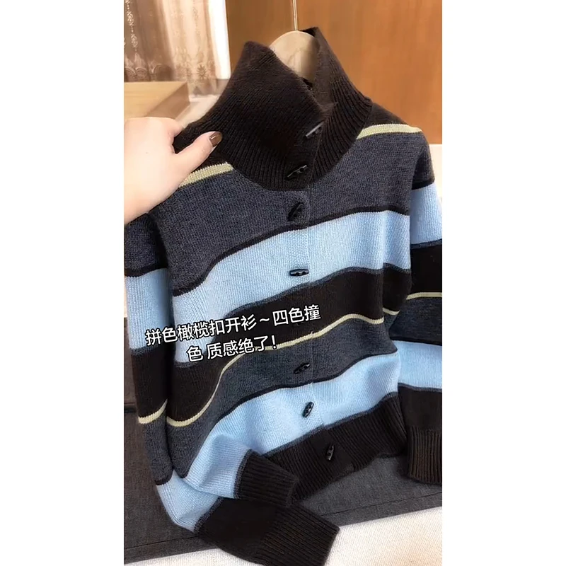 2025秋冬新款法式气质宽松减龄长袖毛衣时尚百搭牛角扣条纹针织衫