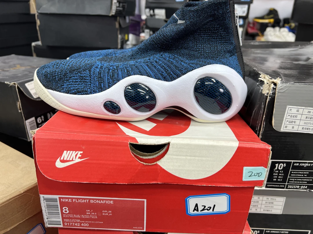 nike 黑蓝配色大眼睛41码全新原盒A201