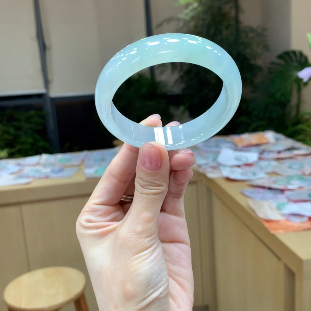 翡翠手镯未镶嵌-***来不退不换