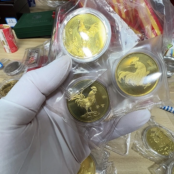 空***格其他普通金属三枚生肖鸡纪念章