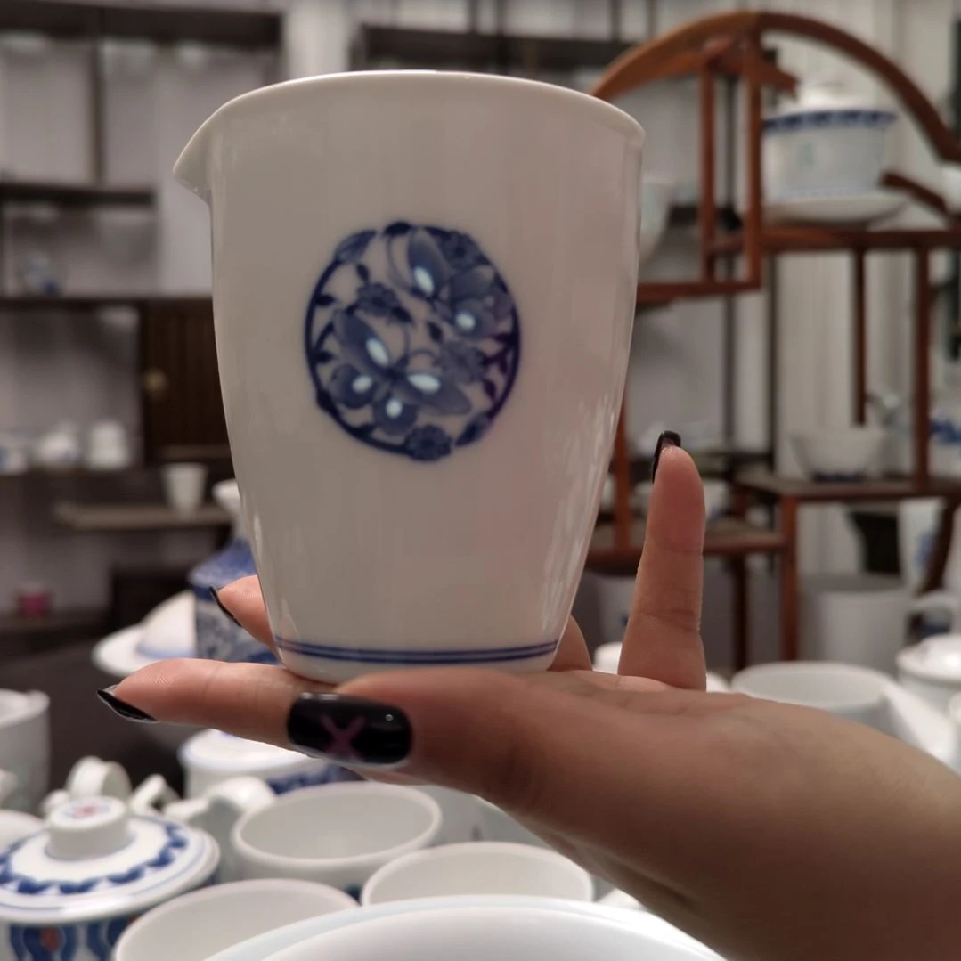 陶瓷蝶影手绘公道杯一个