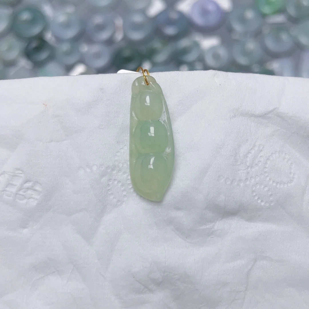 翡翠未镶嵌颈饰福豆