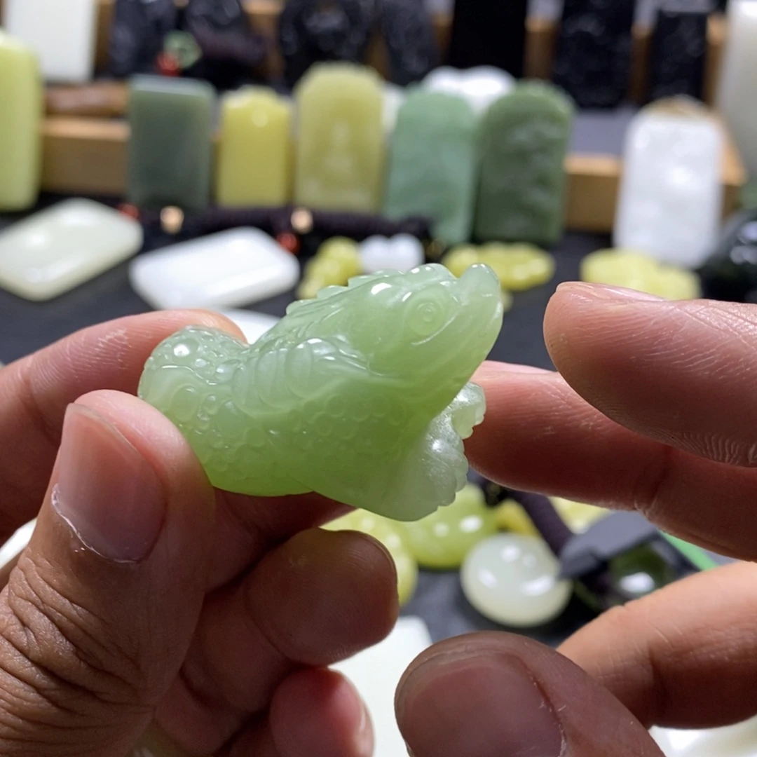 和田玉未镶嵌吊坠(赠链)