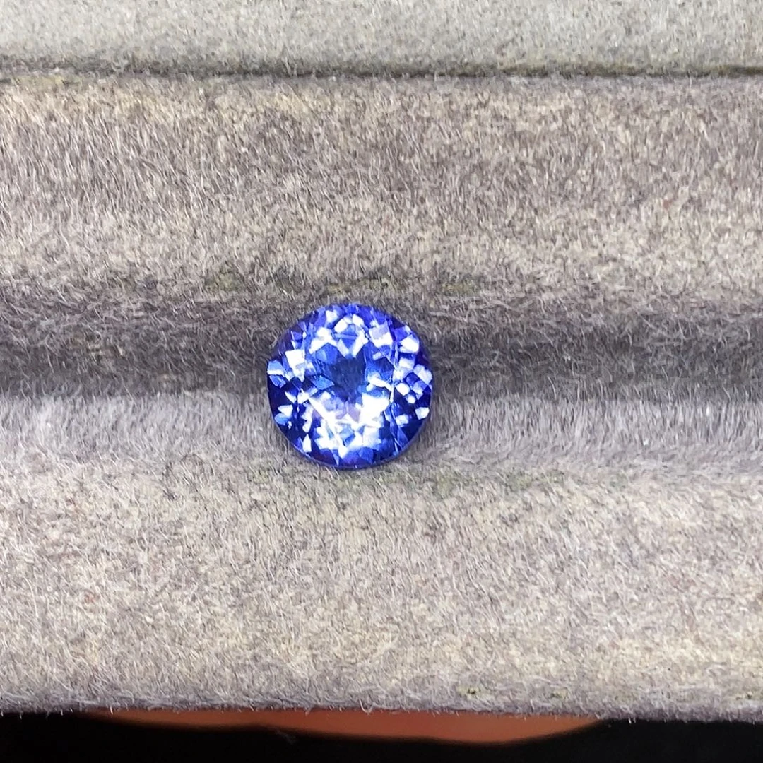 坦桑石未镶嵌2.36克拉天然玻璃体满火彩坦桑石