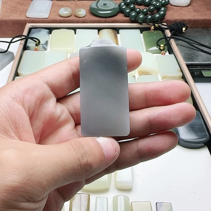 和田玉未镶嵌颈饰咖**奶