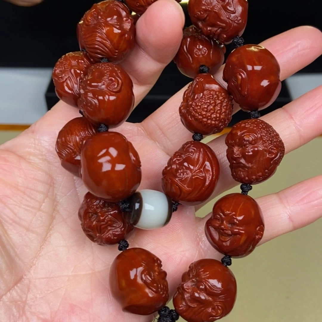 橄榄核吊坠罗汉手持