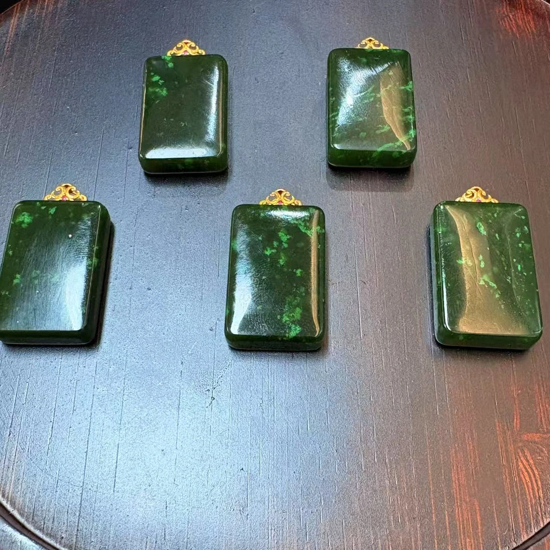 18k碧玉无事牌吊坠（多样性发一件）