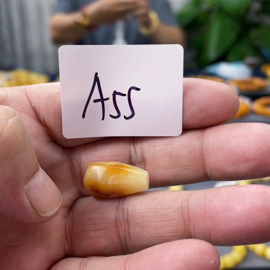 未镶嵌琥珀手链多样性发，发其中一件