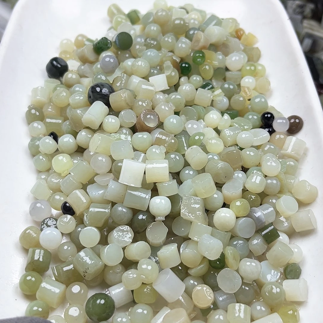 颈饰未镶嵌石英质玉