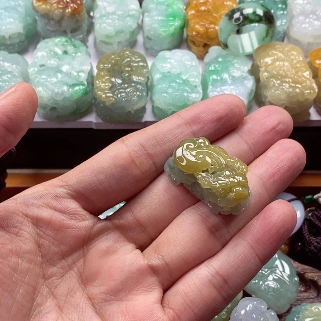 翡翠未镶嵌颈饰貔貅