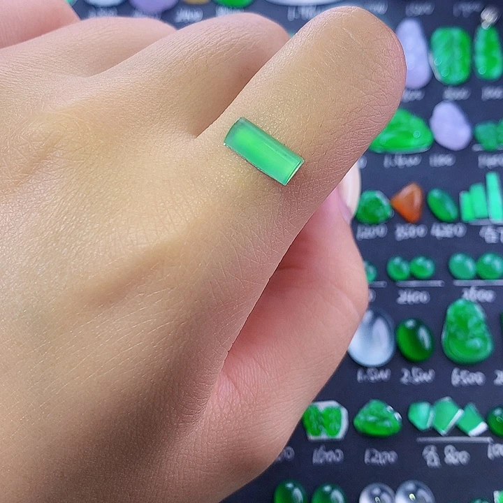 翡翠未镶嵌颈饰长条