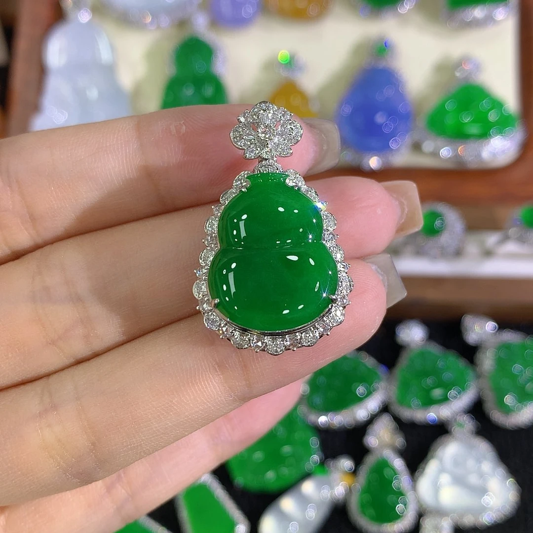 颈饰18K金镶嵌翡翠葫芦