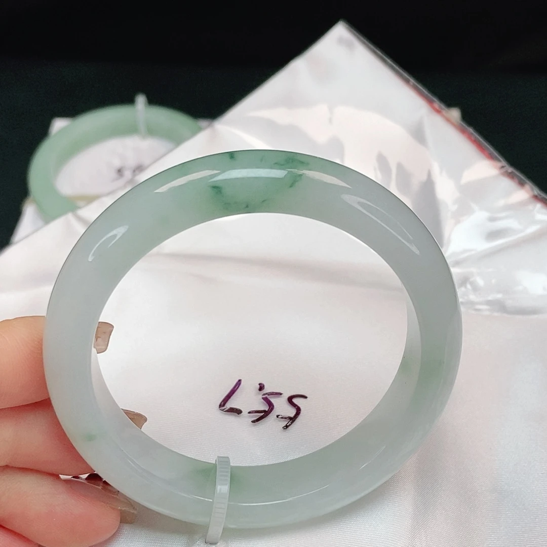 翡翠手镯未镶嵌正圈