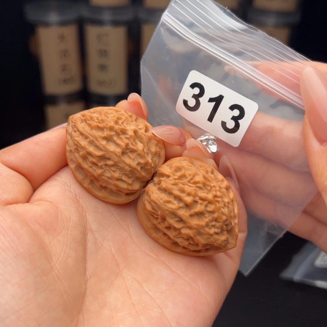 文玩核桃吊坠金牛34