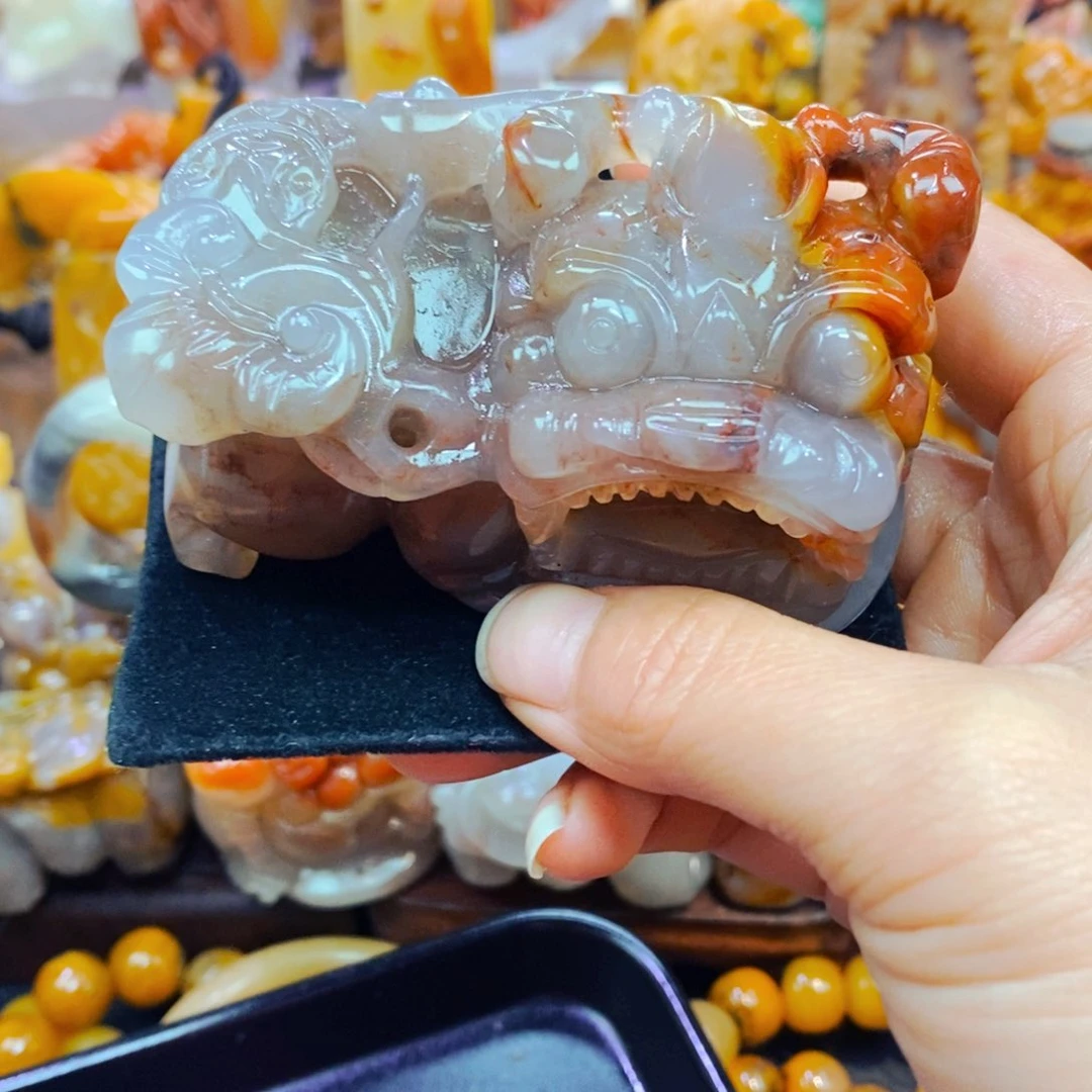 未镶嵌石英质玉（黄龙玉）颈饰
