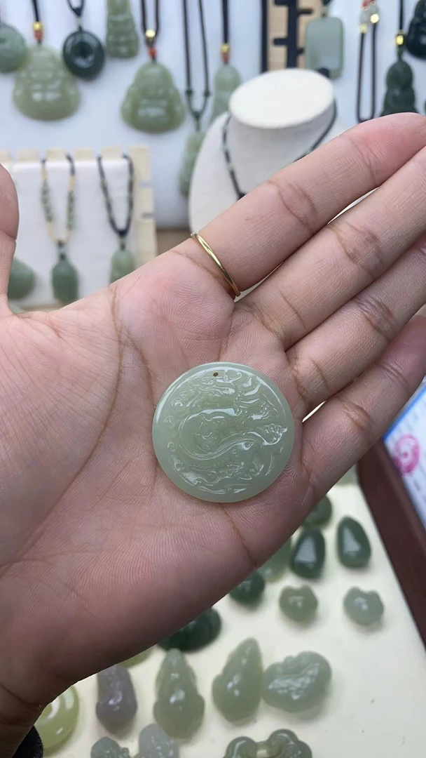 天然和田玉龙牌吊坠