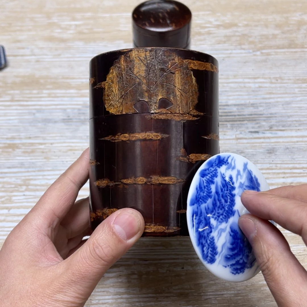 瓷片1*8密密麻麻地排列着一个