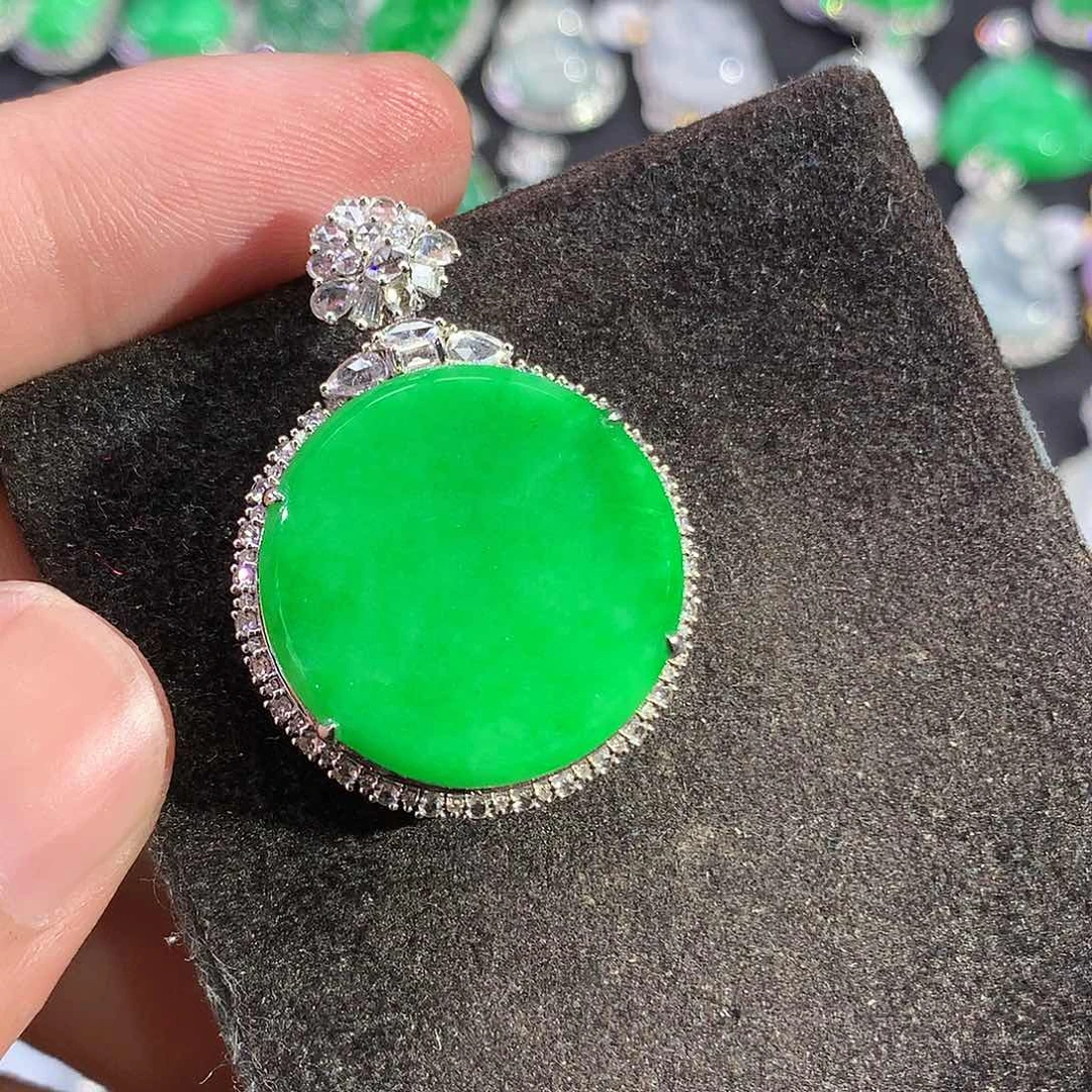 翡翠18K金镶嵌吊坠(赠链)