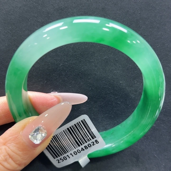 小****石英质玉（非洲翠）未镶嵌手镯