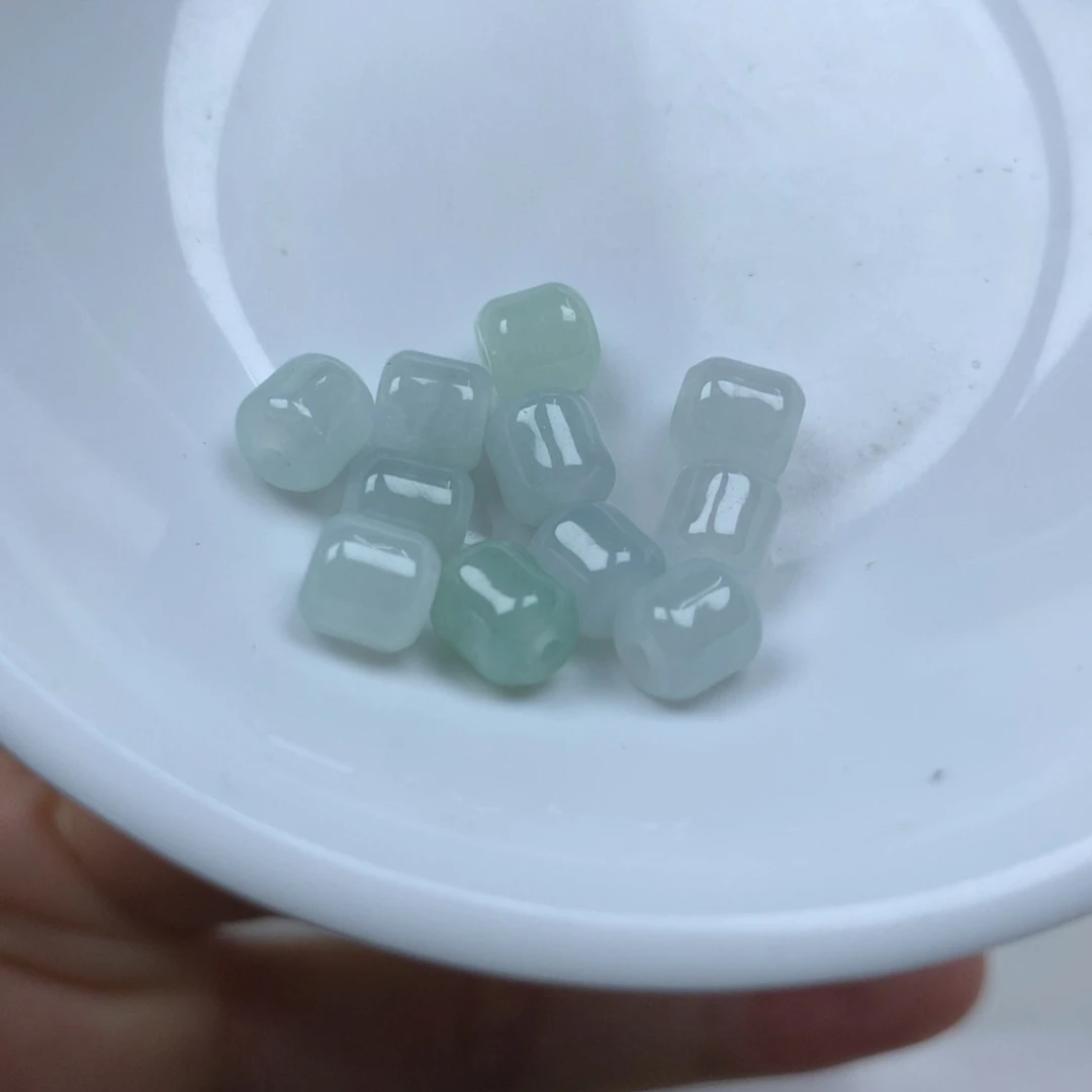 翡翠颈饰未镶嵌老型珠。卡6➕。