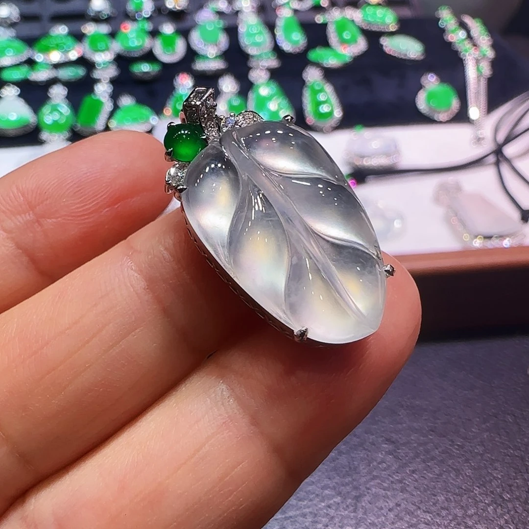 翡翠18K金镶嵌颈饰吊坠