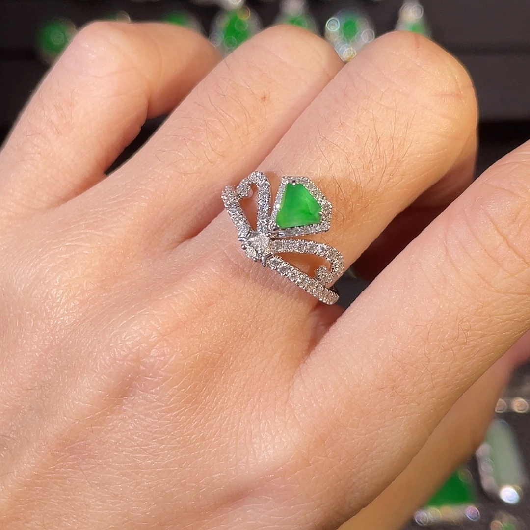 翡翠18K金镶嵌颈饰戒指